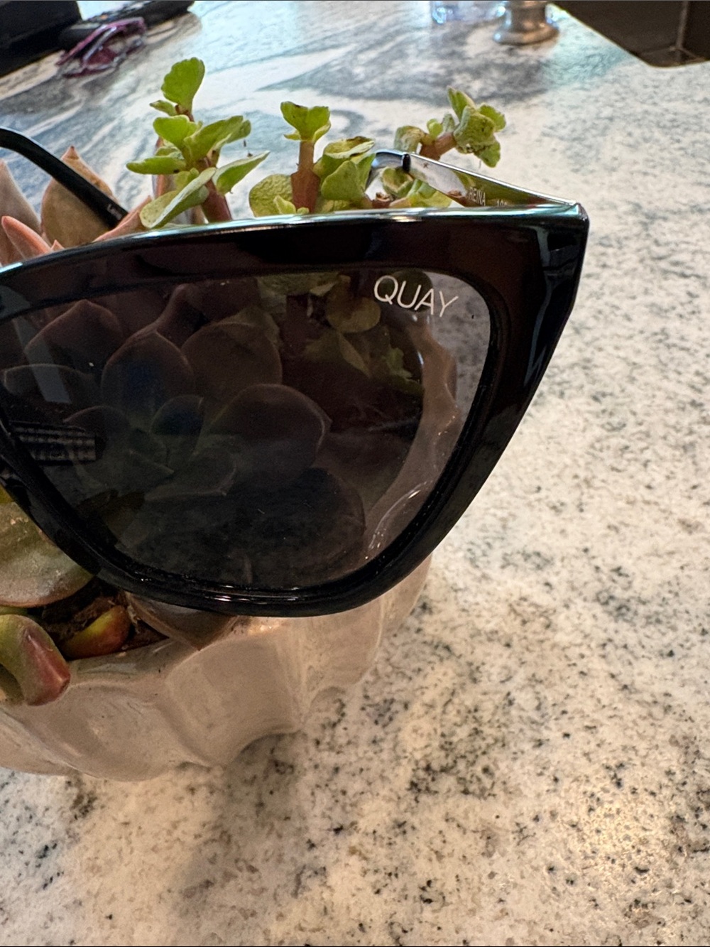 Quay Reina cat eye black and gold sunglasses - Picture 2 of 5